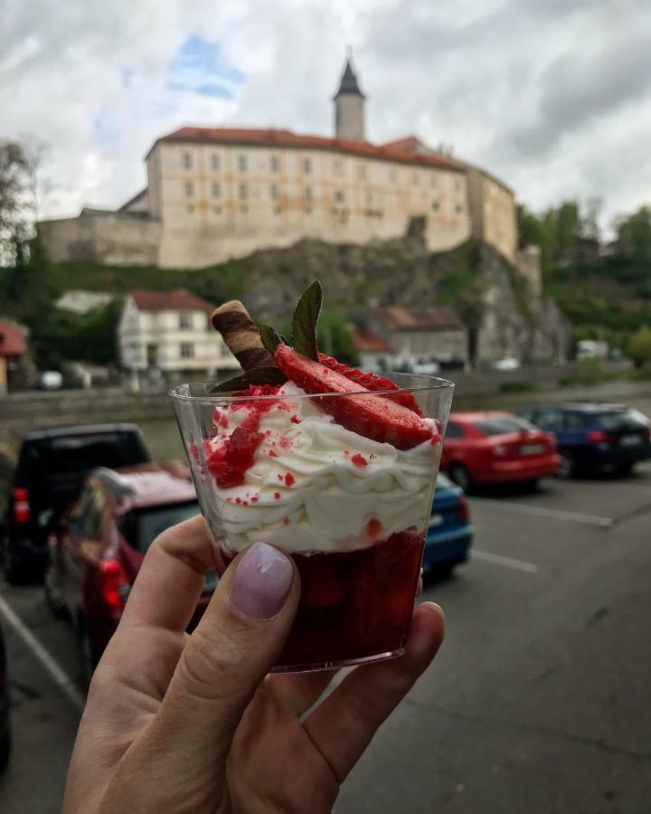 Penzion A Restaurace U Reky 호텔 Ledeč nad Sázavou 외부 사진