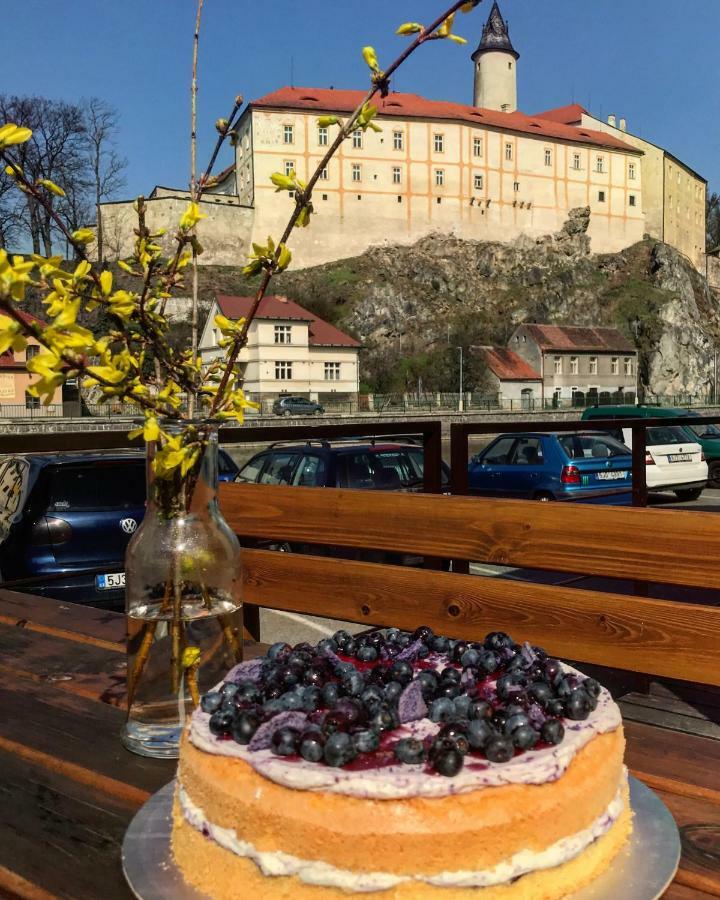 Penzion A Restaurace U Reky 호텔 Ledeč nad Sázavou 외부 사진